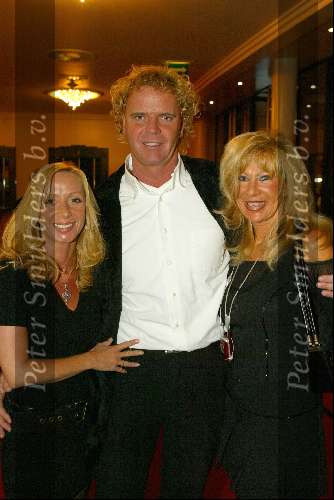 Scheveningen 8 december 2003
Feestje Holland Casino in circustheater.
Wino Omtzigt met Mary Borsato en Sylvana Borsato
