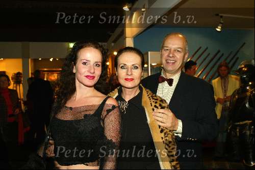Amsterdam 6 december 2003
Opening van de antiek en kunstbeurs Pan in de Rai.
Ans Marcus met dochter Siegried Marcus en vriend Wybe Tuinman.