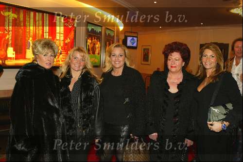Scheveningen 8 december 2003
Feestje Holland Casino in circustheater.
Yvonne Dubbelboer met moeder en vriendinnen