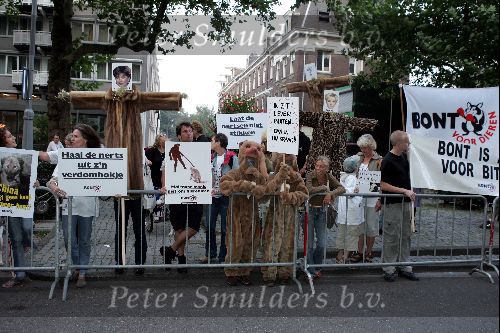 Amsterdam 6 september 2004
Modeshow Frans Molenaar in het Amstel Hotel.
Actievoerders tegen bond