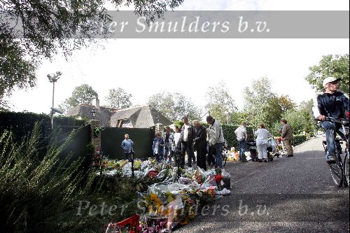 Vinkeveen 27 september 2004
Bloemen bij huis Andre Hazes.