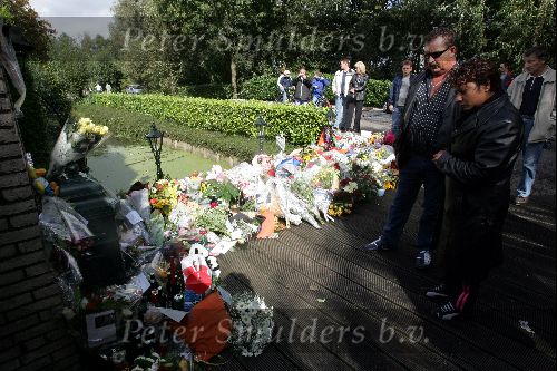 Vinkeveen 27 september 2004
Bloemen bij huis Andre Hazes.