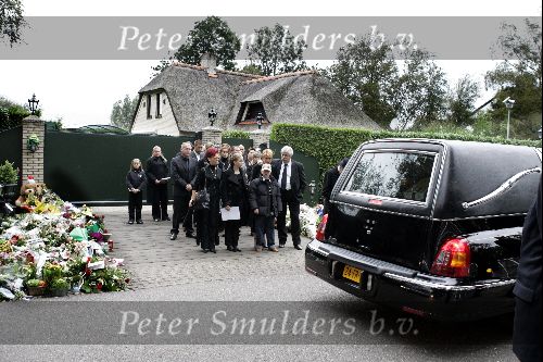 Vinkeveen 28 september 2004
Rachel Hazes en familie vertrekken bij hun huis op weg naar creamtorium Westgaarde