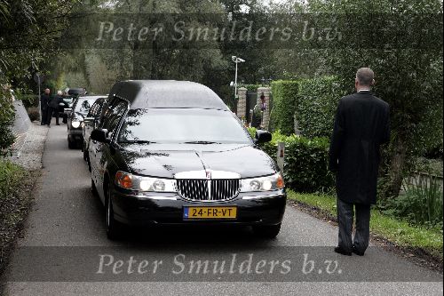 Vinkeveen 28 september 2004
Rachel Hazes en familie vertrekken bij hun huis op weg naar creamtorium Westgaarde.  Rouwauto met Andre Hazes
