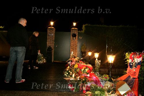 Vinkeveen 23 september 2004
Bloemen en fans bij het huis van 
Andre Hazes na diens overlijden.