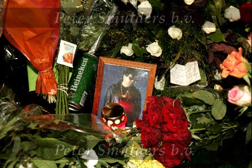 Vinkeveen 23 september 2004
Bloemen en fans bij het huis van Andre Hazes na diens overlijden.