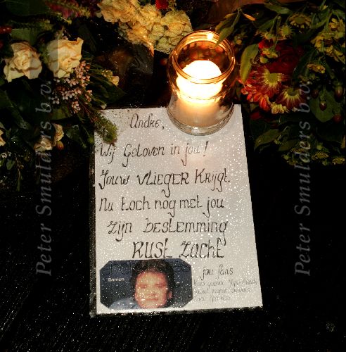 Vinkeveen 23 september 2004
Bloemen en fans bij het huis van Andre Hazes na diens overlijden.
