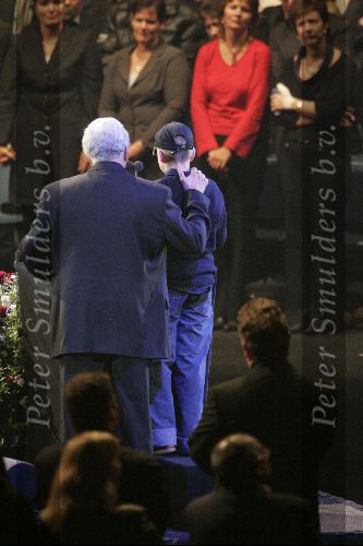 Amsterdam 27 september 2004
Afscheid Andre Hazes in de Amsterdam Arena
  Andre jr en Jan v Gaalen