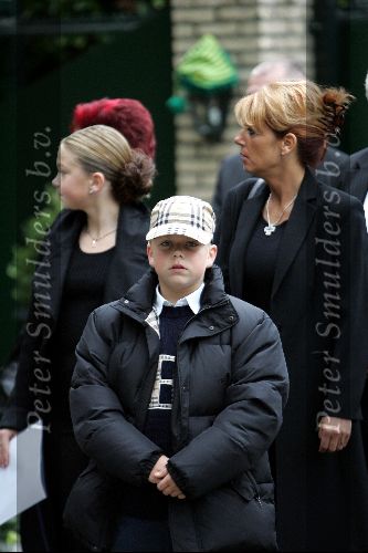Vinkeveen 28 september 2004
Rachel Hazes en familie vertrekken bij hun huis op weg naar creamtorium Westgaarde. Andre Hazes jr