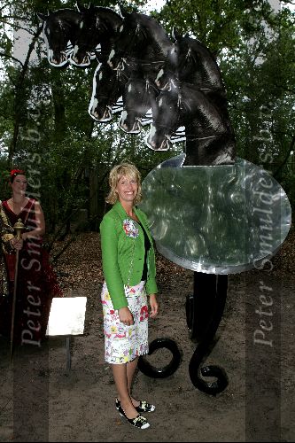 Drunen 13 september 2004
Anky v Grunsven wordt geridderd tot Barones van Land v Ooit. 
Anky zwanger