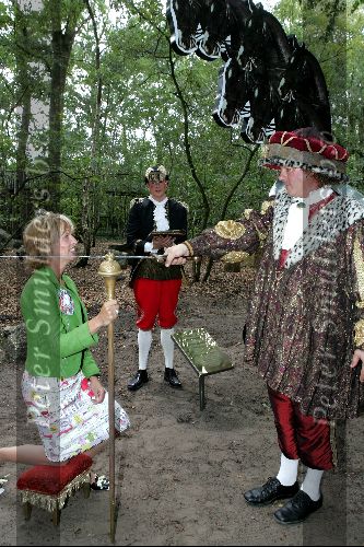 Drunen 13 september 2004
Anky v Grunsven wordt geridderd tot Barones van Land v Ooit. 
Anky zwanger