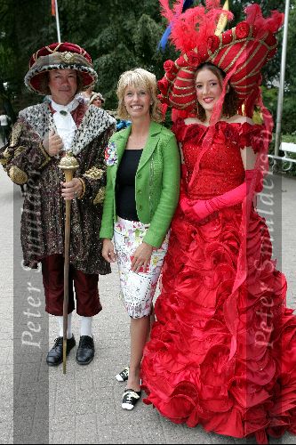 Drunen 13 september 2004
Anky v Grunsven wordt geridderd tot Barones van Land v Ooit. 
Anky zwanger