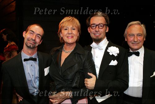 Rotterdam 19 september 2004
Premiere Crazy for You in het nieuwe Luxor.
Annewil Blankers met man en zoons