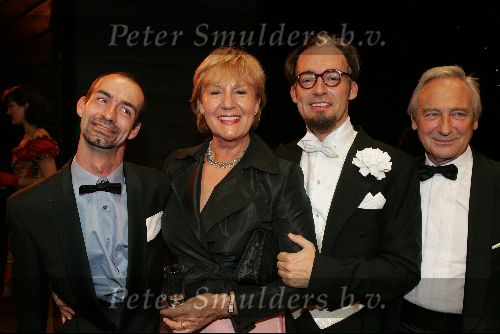 Rotterdam 19 september 2004
Premiere Crazy for You in het nieuwe Luxor.
Annewil Blankers met man en zoons