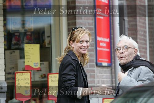 Amsterdam 17 september 2004
Ariane Spier met nieuwe liefde  op de Cornelis Schuytstraat