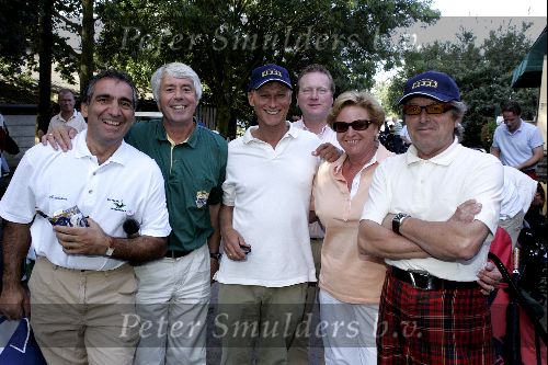 Elst 8 september 2004
Golftournooi voor het goede doel.
Aristakes met Klaas Wilting en Mevr Kuiper en kunstenaar Briels (r)