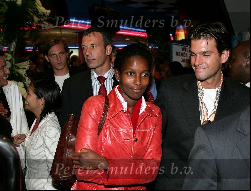 Scheveningen 13 september 2004
Premiere Cool in pathe scheveningen.
Ayaan Hirsi Ali met vriend en beveiliging