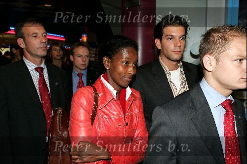 Scheveningen 13 september 2004
Premiere Cool in pathe scheveningen.
Ayaan Hirsi Ali met vriend en beveiliging