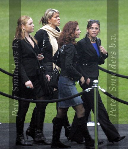 Amsterdam 27 september 2004
Afscheid Andre Hazes in de Amsterdam Arena
Bartina Koeman met Debbie koeman en barbara Barend met vriendin
