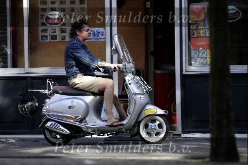 Amsterdam 8 september 2004
Barry Hay op scooter zonder helm op cornelis Schuytstraat