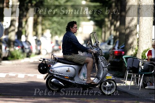 Amsterdam 8 september 2004
Barry Hay op scooter zonder helm op cornelis Schuytstraat