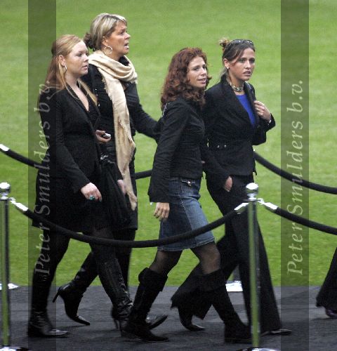 Amsterdam 27 september 2004
Afscheid Andre Hazes in de Amsterdam Arena
Bartina Koeman met Debbie Koeman en barbara Barend met vriendin