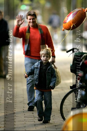 Amstelveen 24 september 2004
Martijn Krabbe  brengt Bickel naar school