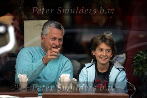 Amsterdam 11 september 2004
Bram Moszkowicz met zoon op cornelis schuytstraat.