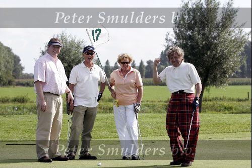 Elst 8 september 2004
Golftournooi voor het goede doel.
Mevr Kuiper en rechts kunstenaar Briels