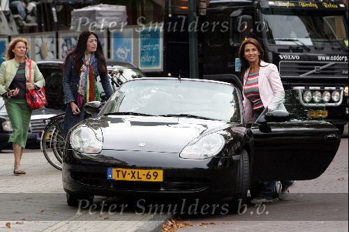 Amsterdam 17 september 2004
Carmen Rijkaard met porsche 911 cabrio op de Cornelis Schuytstraat
