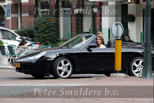 Amsterdam 17 september 2004
Carmen Rijkaard met porsche 911 cabrio op de Cornelis Schuytstraat