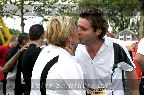 Zaandam 19 september 2004
Dam tot Dam Loop. 
Caroline Tensen met Peter Gallas kussend