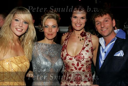 Rotterdam 19 september 2004
Premiere Crazy for You in het nieuwe Luxor.
Anouk v Nes en Dick Cohen Chantal Janzen en Joke de Kruijf