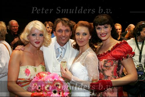 Rotterdam 19 september 2004
Premiere Crazy for You in het nieuwe Luxor.
Chantal Janzen Dick Cohen Joke de Kruijf Anouk v Nes