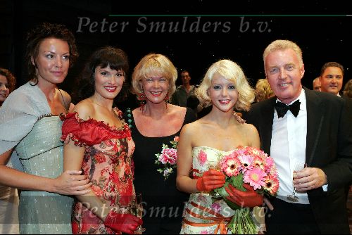 Rotterdam 19 september 2004
Premiere Crazy for You in het nieuwe Luxor.
Anouk v Nes Andre v Duin en Chantal Janzen Mickey Hoogendijk en Sheila de Vries