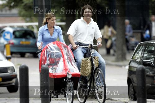 Amsterdam 18 september 2004
Reinout Oerlemans met Danielle Overgaag en Tijmen en Fiene op de fiets