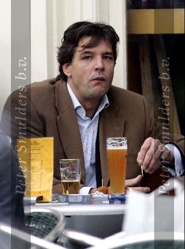 Amsterdam 27 september 2004
Edwin de Roy van Zuidewijn op terras met zus.