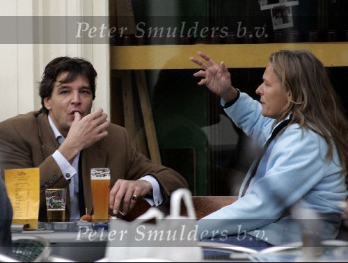 Amsterdam 27 september 2004
Edwin de Roy van Zuidewijn op terras met zus Andrea