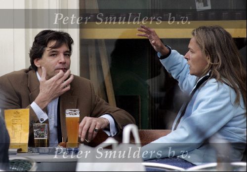 Amsterdam 27 september 2004
Edwin de Roy van Zuidewijn op terras met zus Andrea