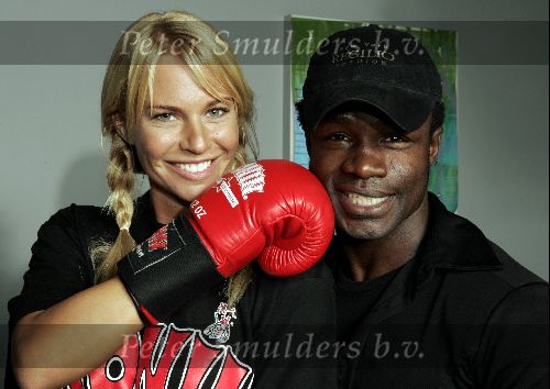 Amstelveen 23 september 2004
Presentatie boksers bekende nederlanders bij Special Sports. Ellemieke Vermolen en Regilio Tuur