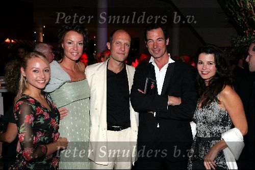 Rotterdam 19 september 2004
Premiere Crazy for You in het nieuwe Luxor.
Hugo Metsers III met zijn nieuwe vriendin Mickey Hoogendij en Erik de Vogel en Caroline de Bruin