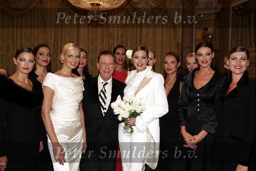 Amsterdam 6 september 2004
Modeshow Frans Molenaar in het Amstel Hotel.
Frans met de modellen