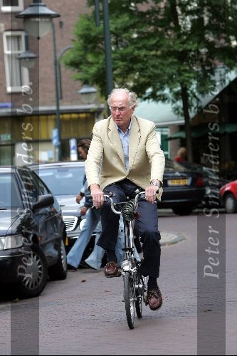Amsterdam 11 september 2004
Fred Oster op fiets in de cornelis schuytstraat