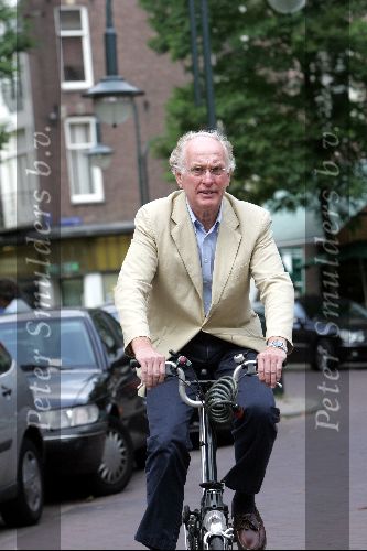 Amsterdam 11 september 2004
Fred Oster op fiets in de cornelis schuytstraat