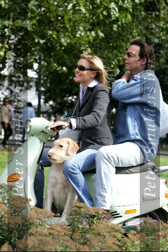Amsterdam 11 september 2004
Gallyon v Vessem met vriend en hond op scooter