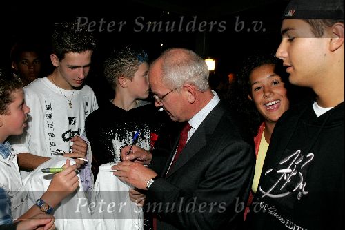 Scheveningen 13 september 2004
Premiere Cool in pathe scheveningen.
Gerrit Zalm deelt handtekeningen uit