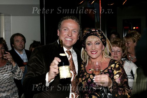 Amsterdam 21 september 2004
Presentatie wijnen Gordon in hotel Blakes.
Gordon met Karin Bloemen en wijn