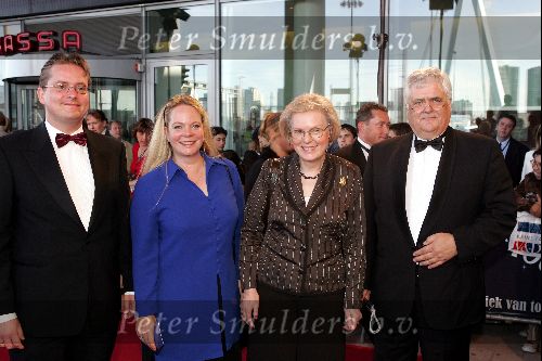 Rotterdam 19 september 2004
Premiere Crazy for You in het nieuwe Luxor.
Hanja Maij Wegge met man en dochter Hester Maij met man