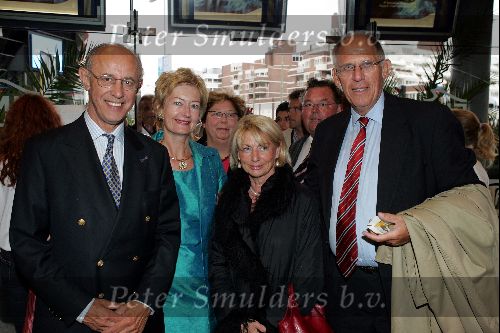 Scheveningen 13 september 2004
Premiere Cool in pathe scheveningen.
Hans Dijkstal met vrouw en Paul Nouwen met vrouw