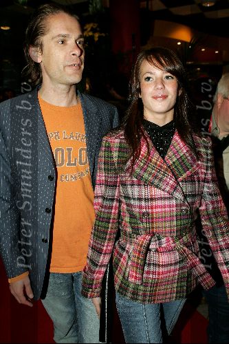 Scheveningen 13 september 2004
Premiere Cool in pathe scheveningen.
Hans Teeuwen met vriendin